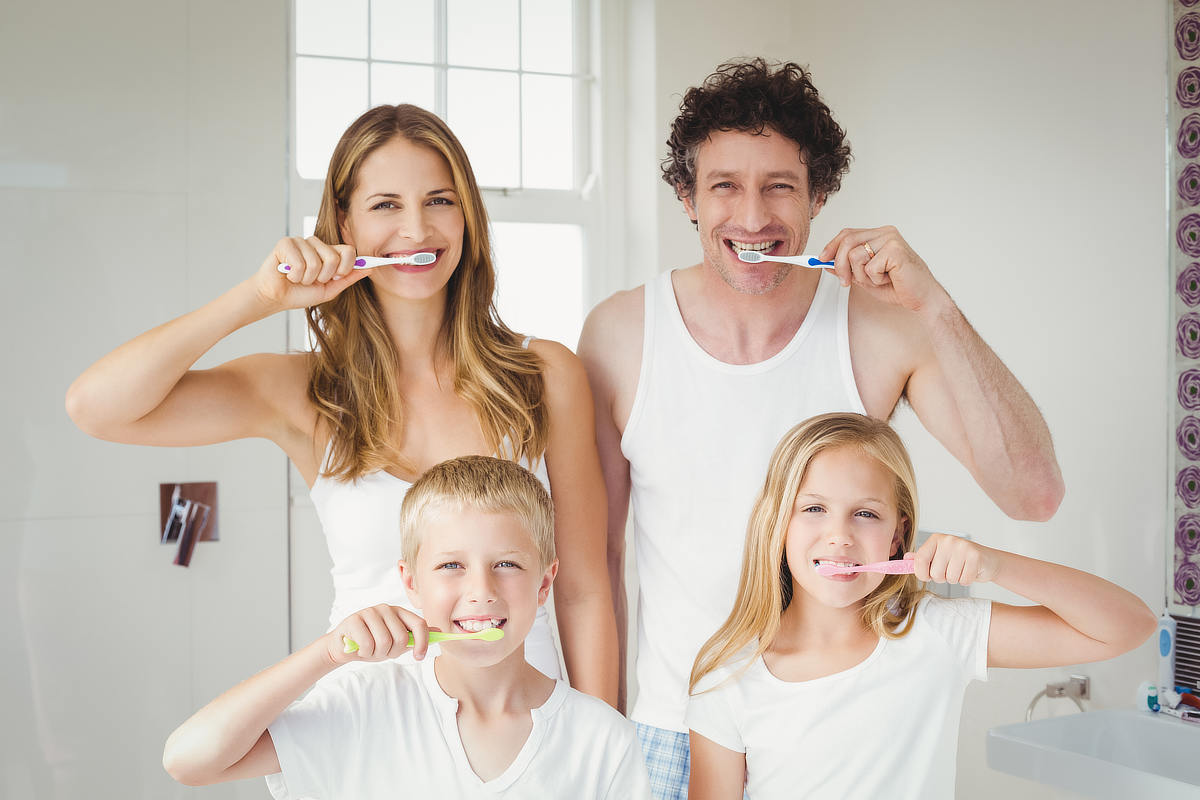 Familie putzt Zähne